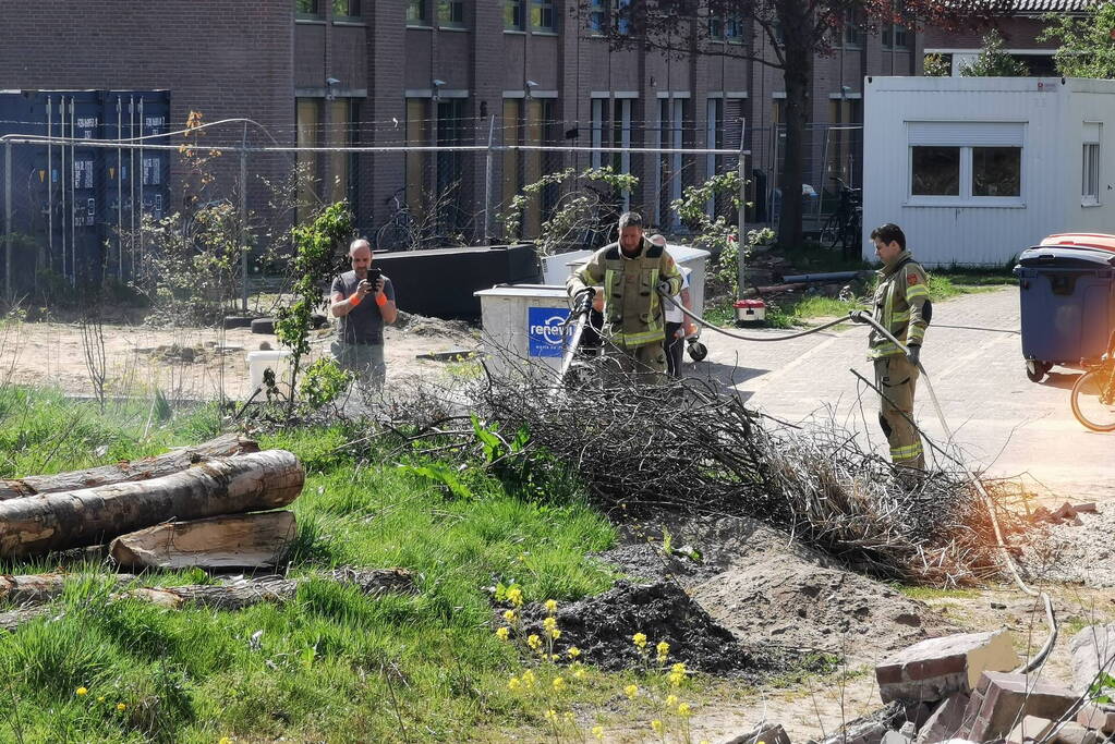 Brandweer blust afvalbrand op buitenplaats