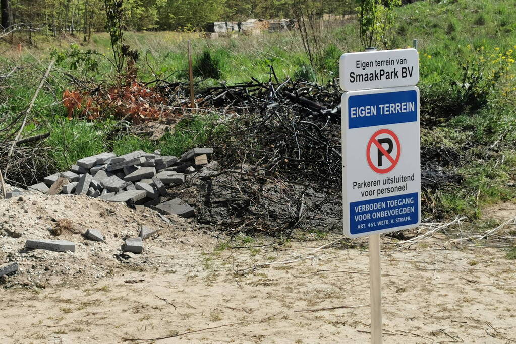 Brandweer blust afvalbrand op buitenplaats