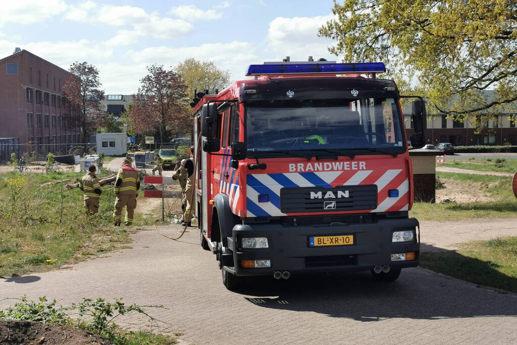 Brandweer blust afvalbrand op buitenplaats