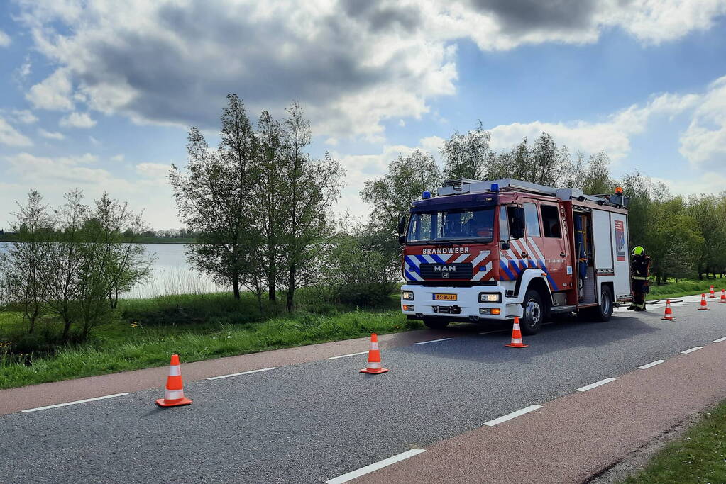 Stuk gras vlam gevat naast autoweg