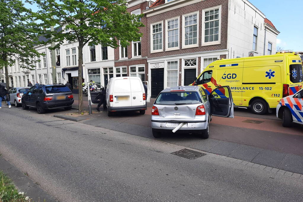 Twee personenauto's botsen op elkaar