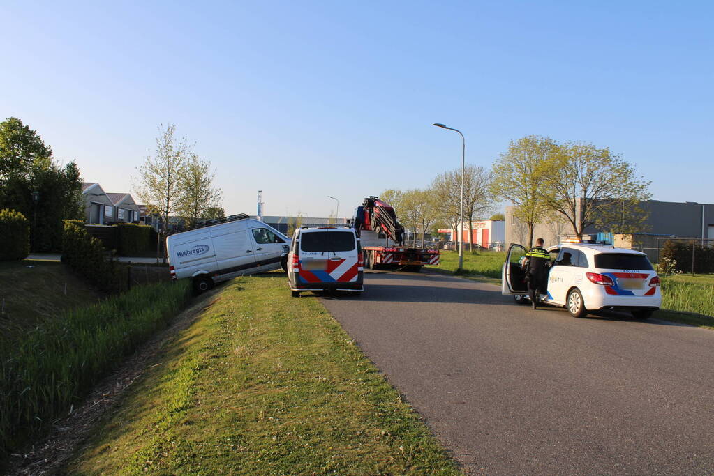 Bestelbus in de sloot, bestuurder aangehouden