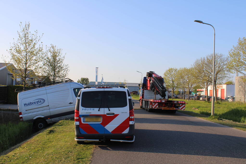 Bestelbus in de sloot, bestuurder aangehouden
