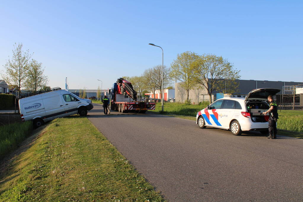 Bestelbus in de sloot, bestuurder aangehouden