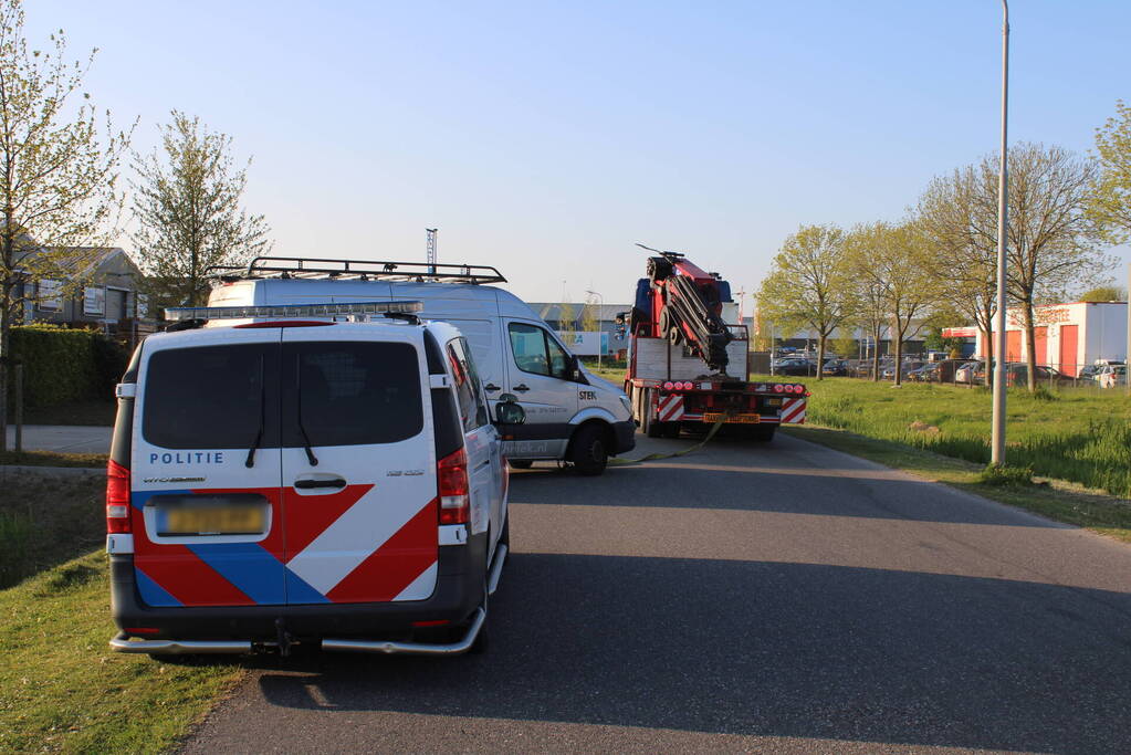 Bestelbus in de sloot, bestuurder aangehouden
