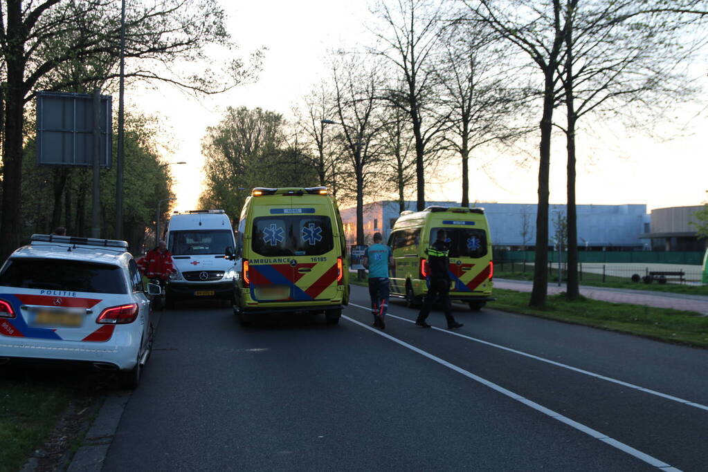 Fietser botst op boom en raakt gewond