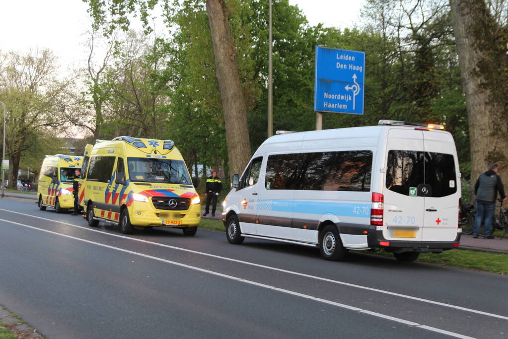 Fietser botst op boom en raakt gewond