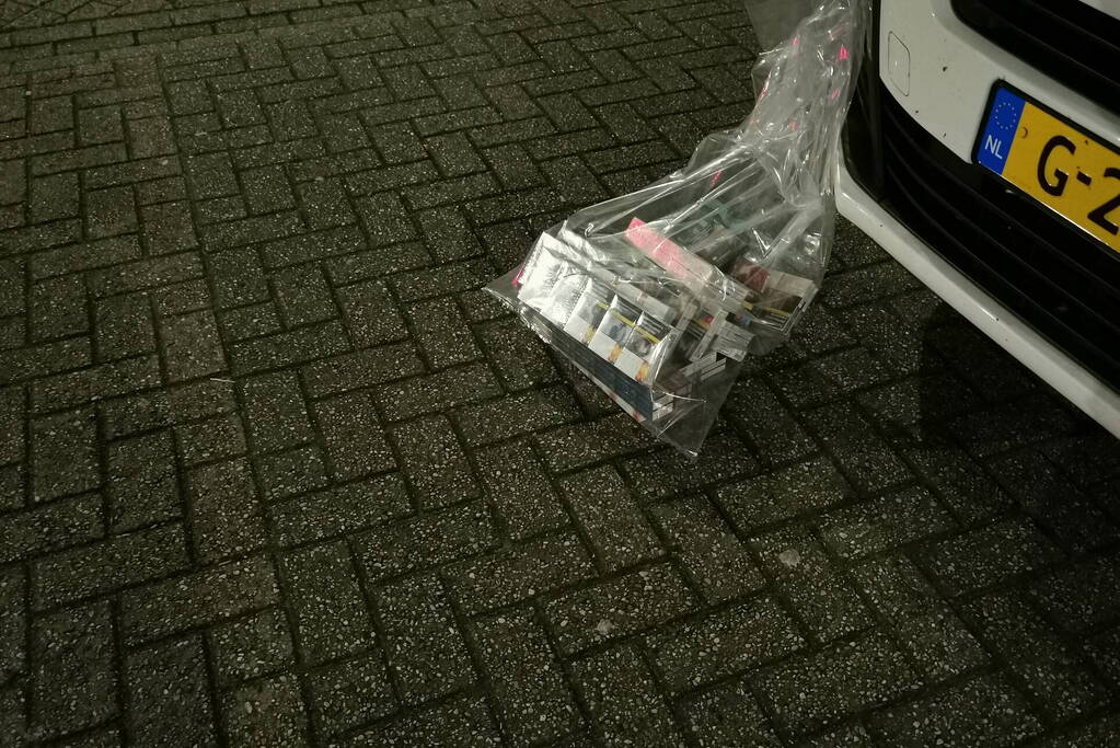 Bestelbus met buitenlanders van de weg gehaald