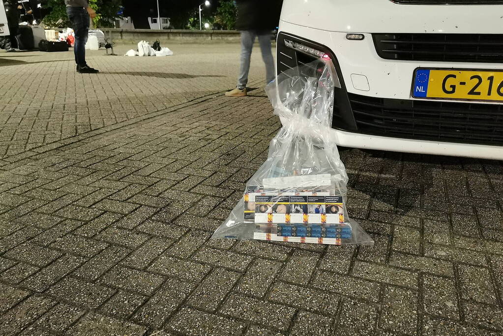 Bestelbus met buitenlanders van de weg gehaald