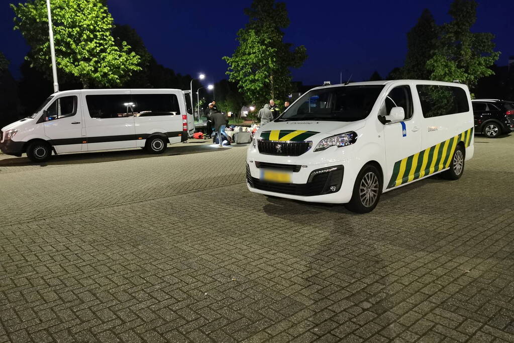 Bestelbus met buitenlanders van de weg gehaald