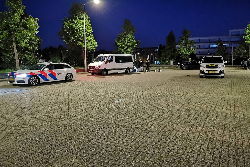 Bestelbus met buitenlanders van de weg gehaald
