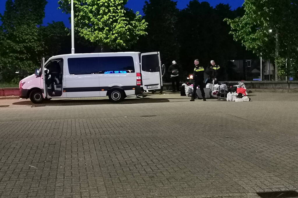 Bestelbus met buitenlanders van de weg gehaald