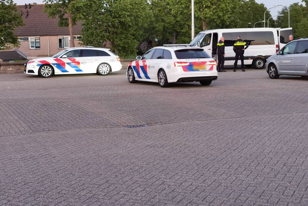 Bestelbus met buitenlanders van de weg gehaald