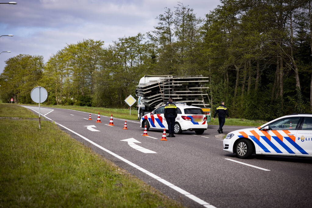 Vrachtwagen strand door vallende betonplaten