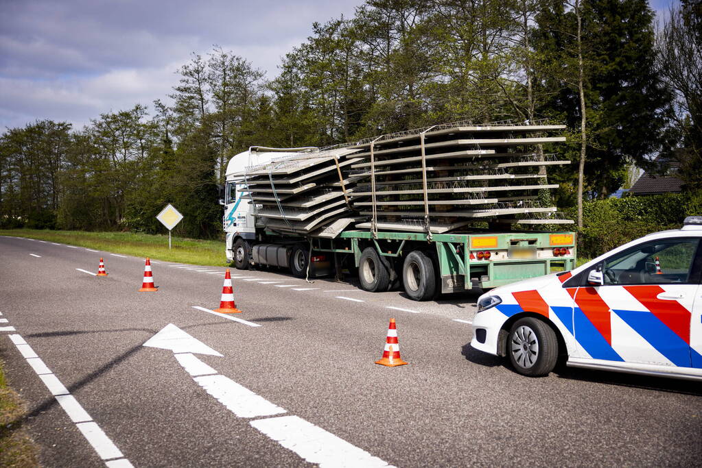Vrachtwagen strand door vallende betonplaten