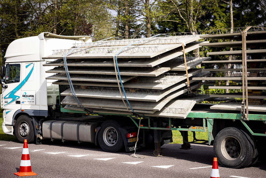 Vrachtwagen strand door vallende betonplaten