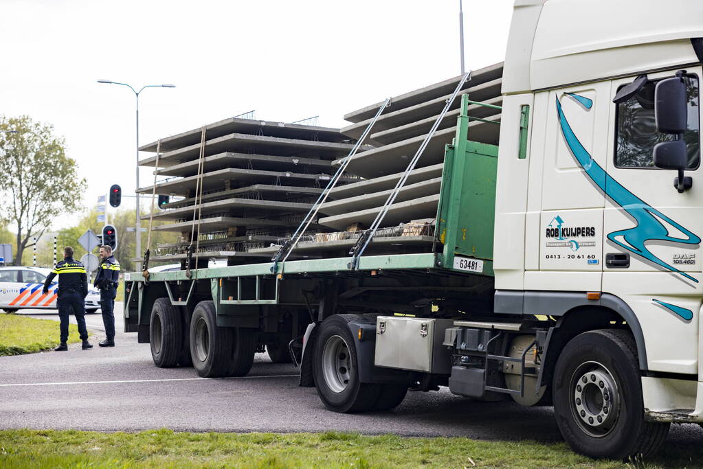Vrachtwagen strand door vallende betonplaten