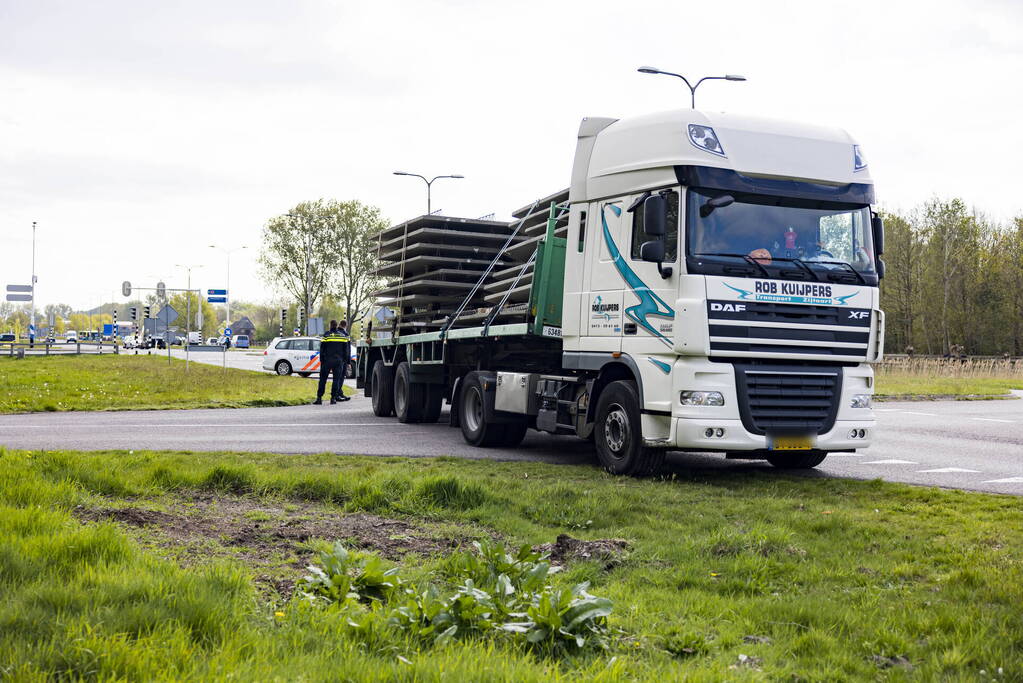 Vrachtwagen strand door vallende betonplaten