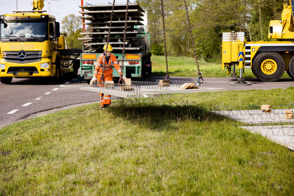 Vrachtwagen strand door vallende betonplaten