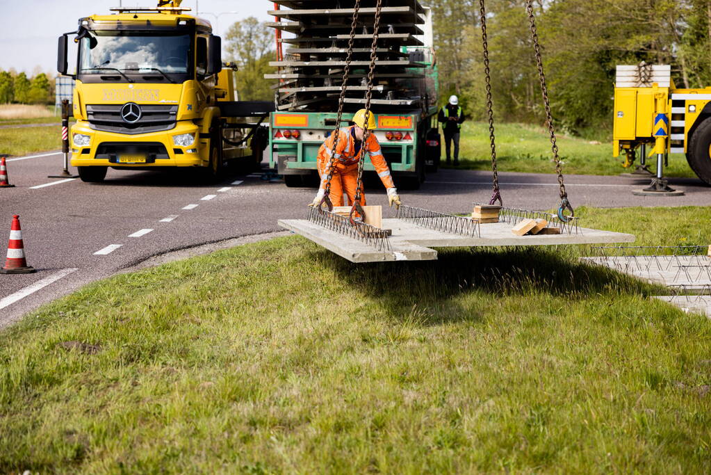 Vrachtwagen strand door vallende betonplaten