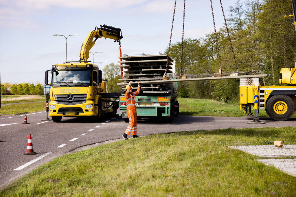 Vrachtwagen strand door vallende betonplaten