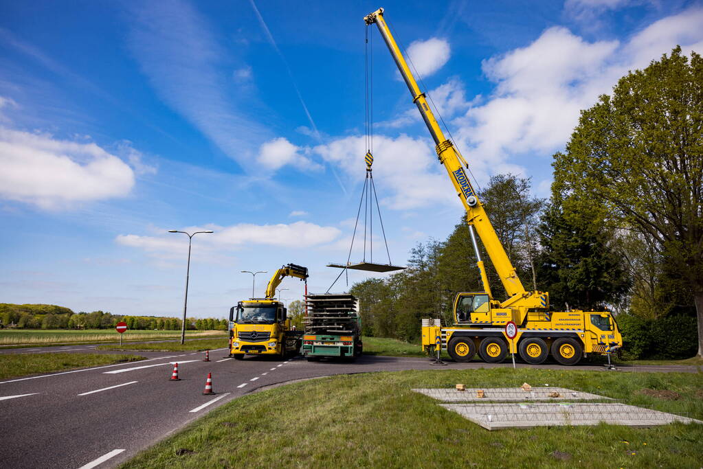 Vrachtwagen strand door vallende betonplaten