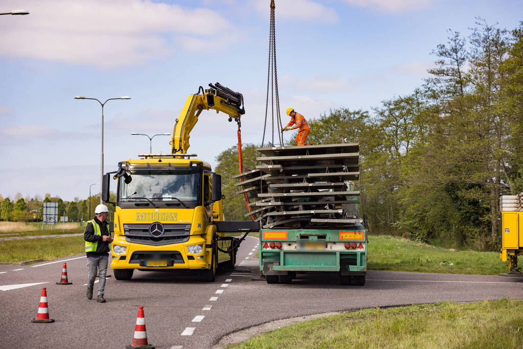 Vrachtwagen strand door vallende betonplaten