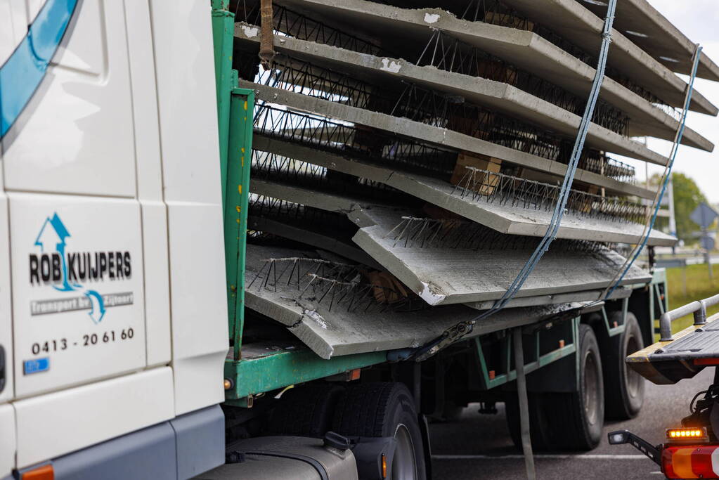 Vrachtwagen strand door vallende betonplaten
