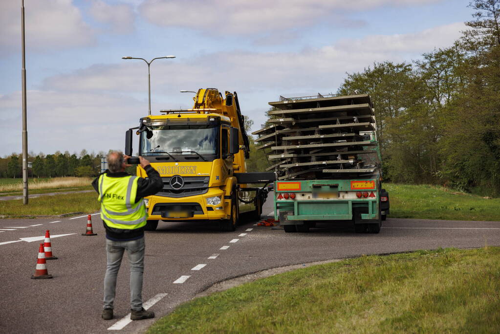 Vrachtwagen strand door vallende betonplaten