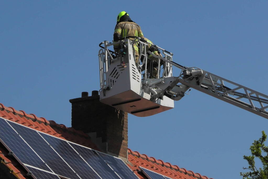 Kraai dagenlang vast in schoorsteen