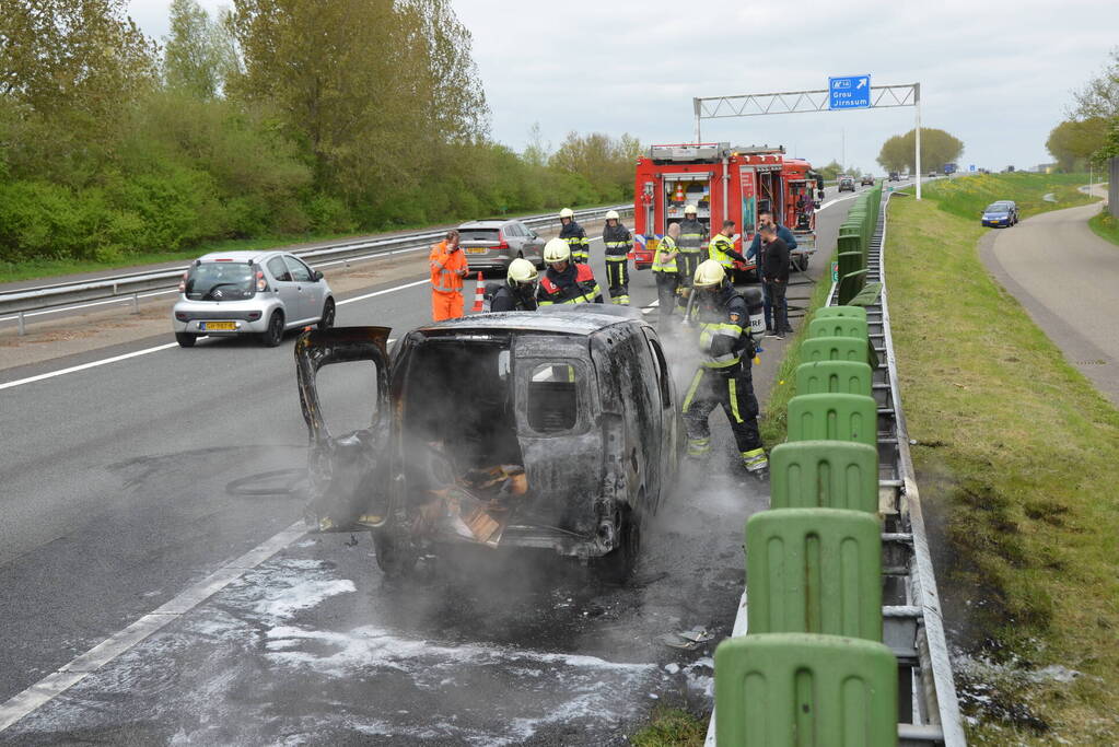 Bestelbus vliegt in brand tijdens testrit