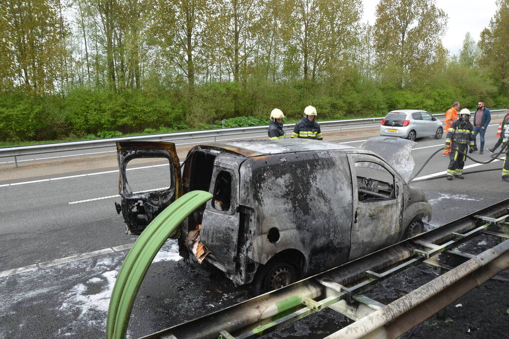 Bestelbus vliegt in brand tijdens testrit