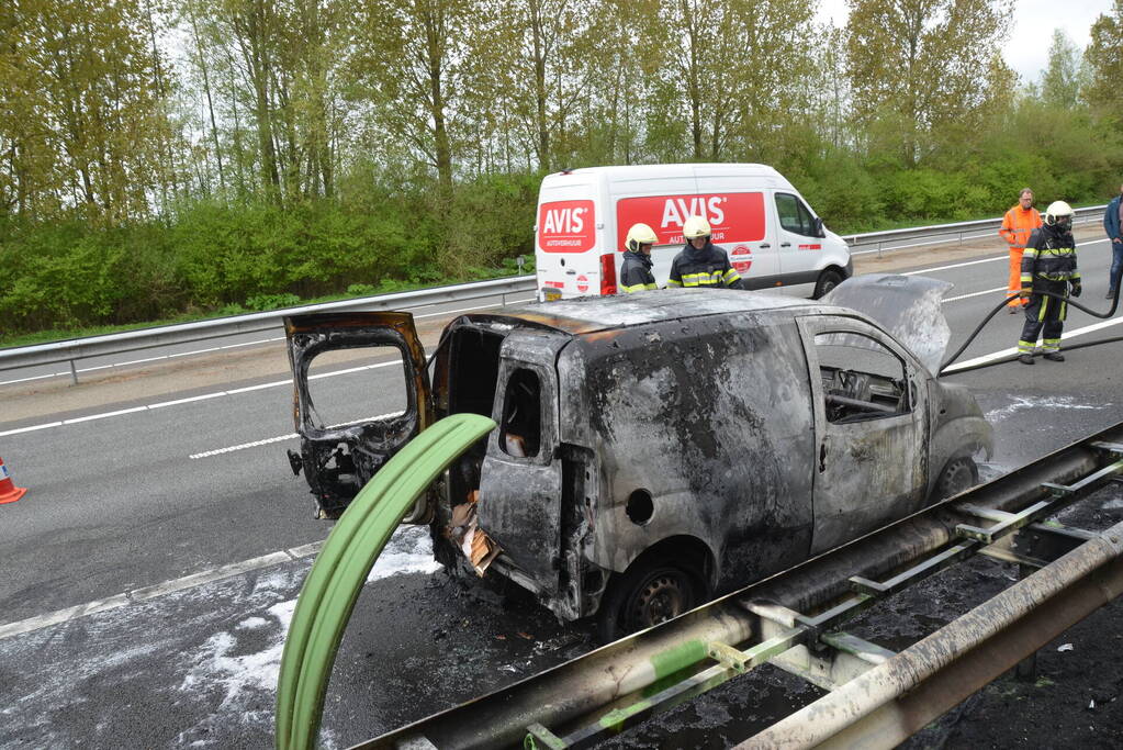 Bestelbus vliegt in brand tijdens testrit