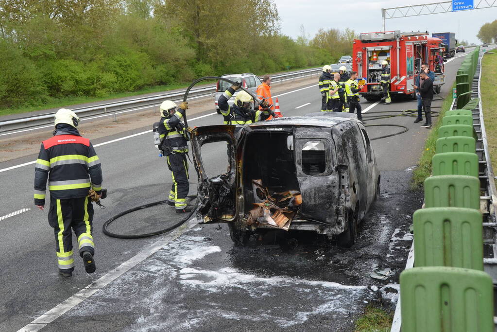 Bestelbus vliegt in brand tijdens testrit