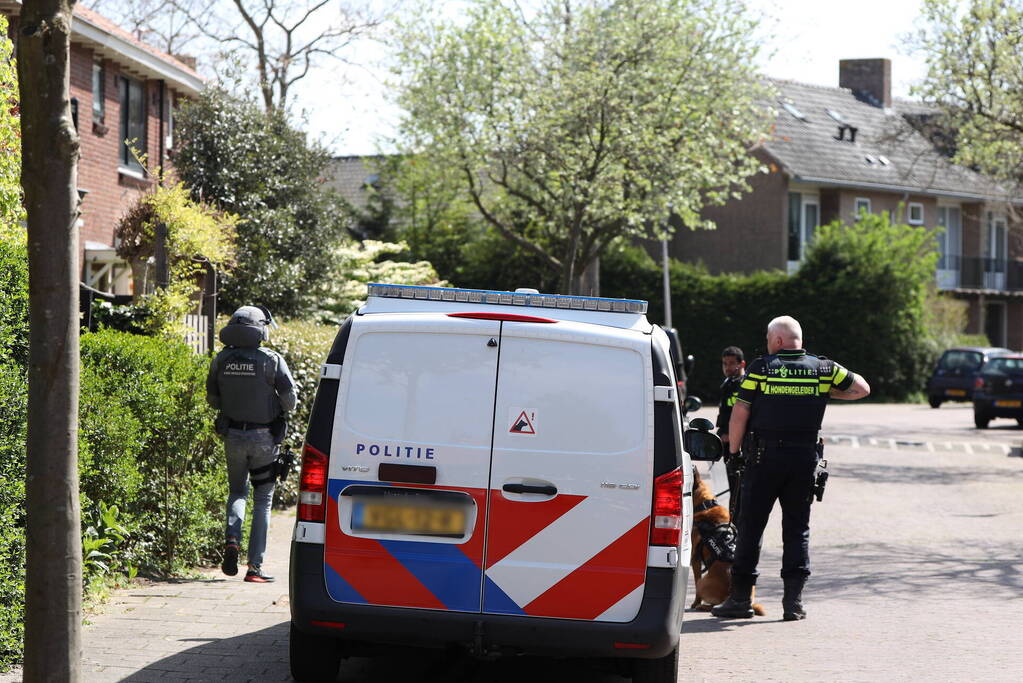 Grote politiemacht en arrestatieteam voor inval in woning
