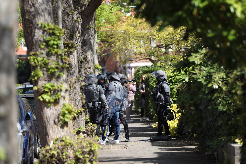 Grote politiemacht en arrestatieteam voor inval in woning