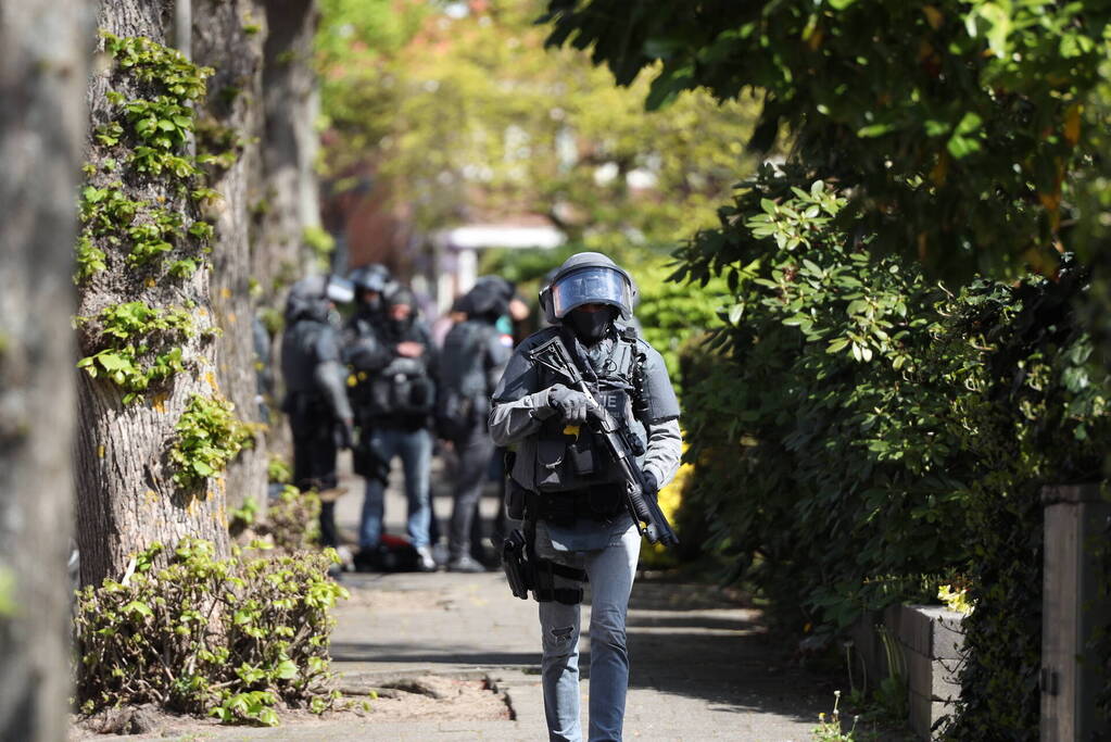 Grote politiemacht en arrestatieteam voor inval in woning