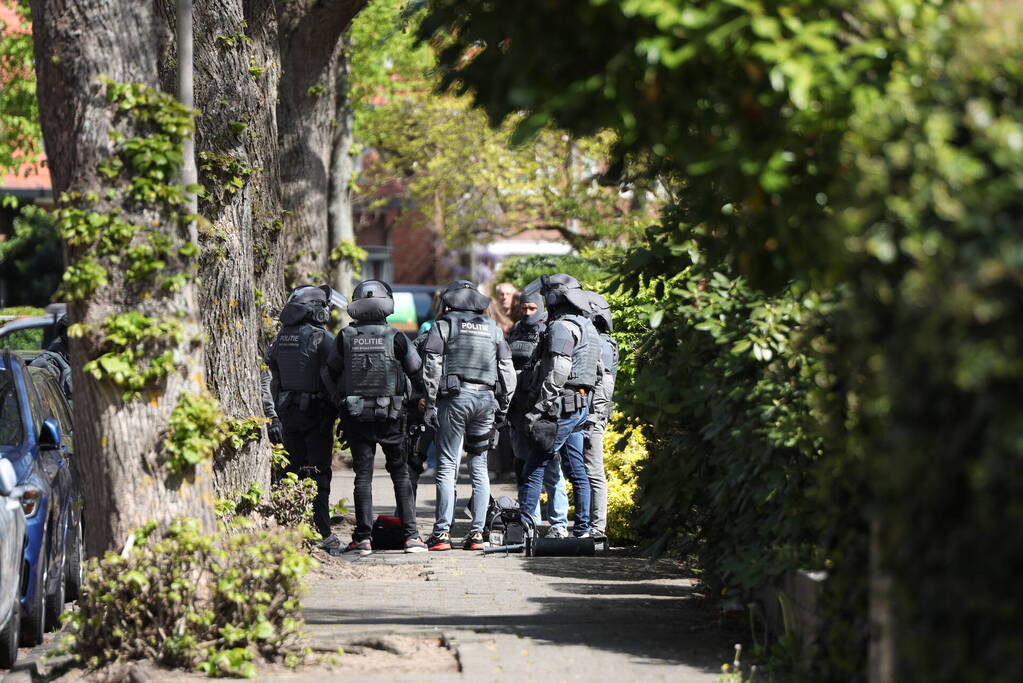 Grote politiemacht en arrestatieteam voor inval in woning