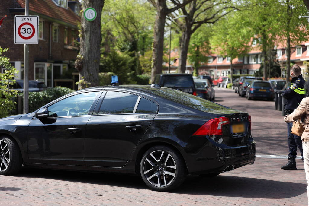 Grote politiemacht en arrestatieteam voor inval in woning