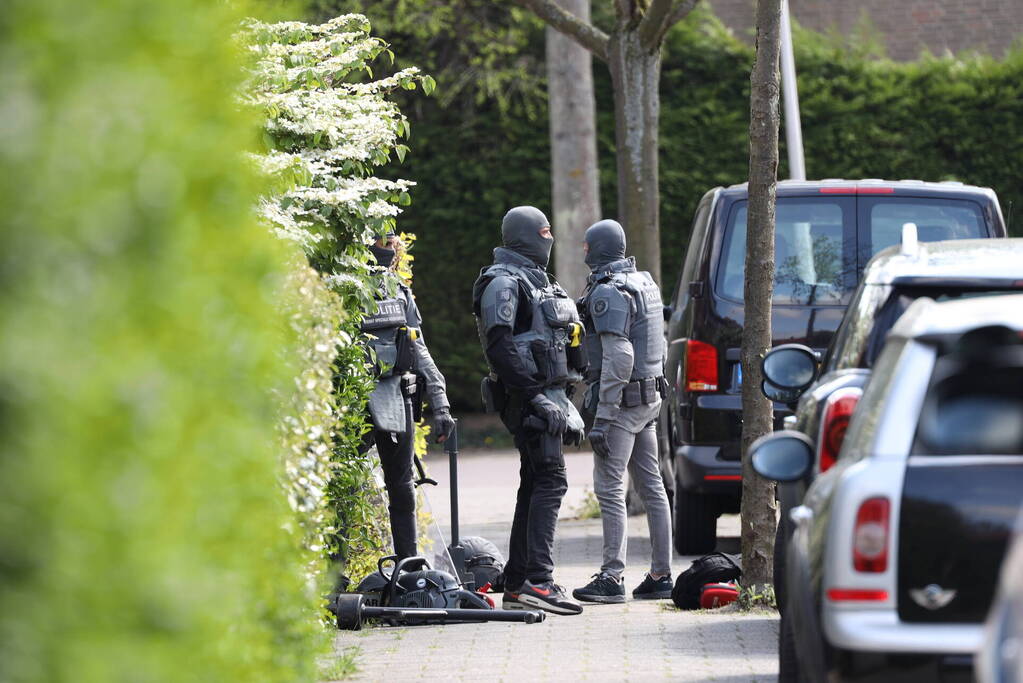 Grote politiemacht en arrestatieteam voor inval in woning
