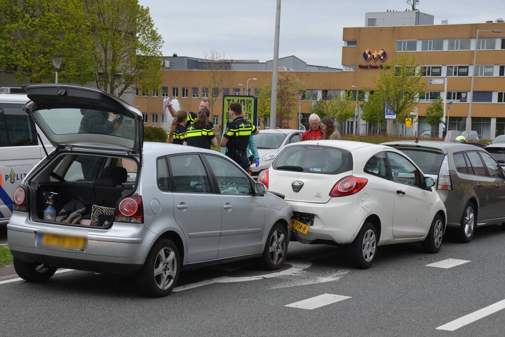 Vier auto's betrokken bij kop-staartbotsing