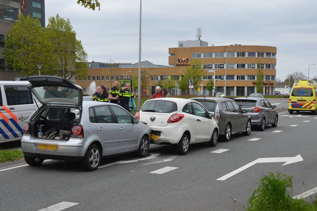Vier auto's betrokken bij kop-staartbotsing