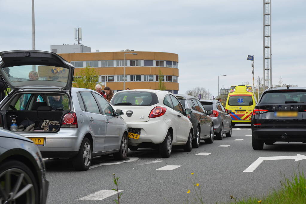 Vier auto's betrokken bij kop-staartbotsing