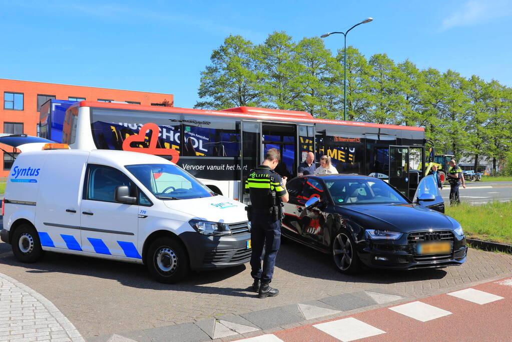 Streekbus en auto botsen op elkaar