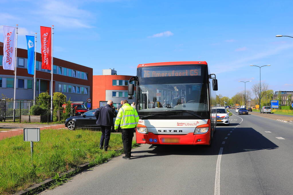 Streekbus en auto botsen op elkaar