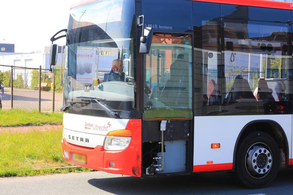 Streekbus en auto botsen op elkaar