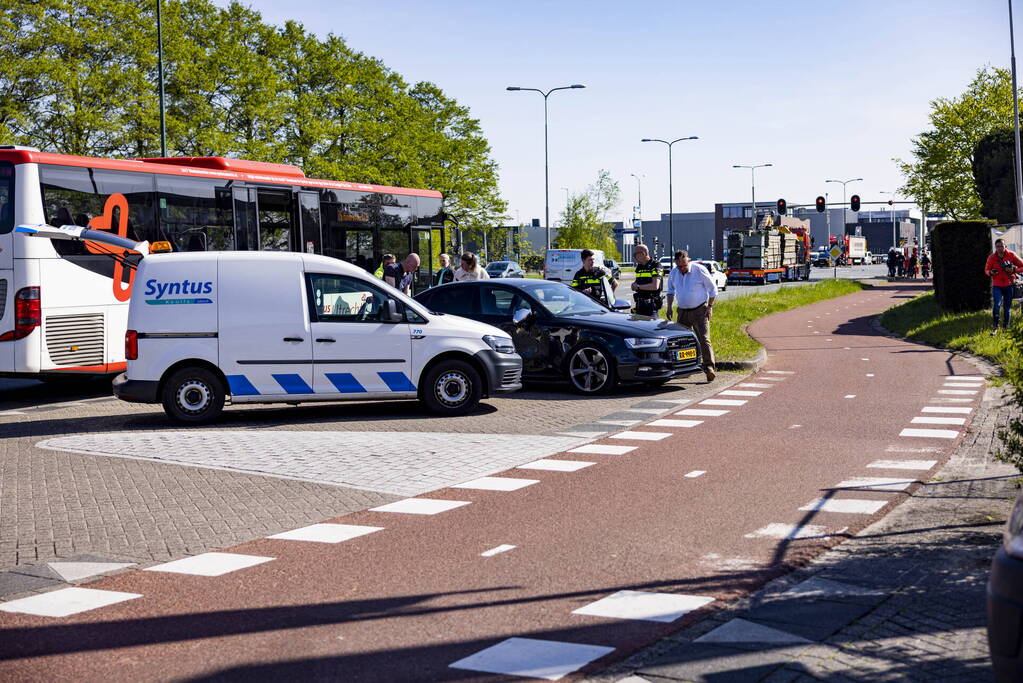 Streekbus en auto botsen op elkaar