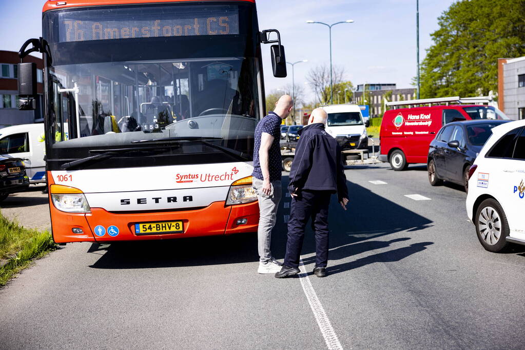 Streekbus en auto botsen op elkaar