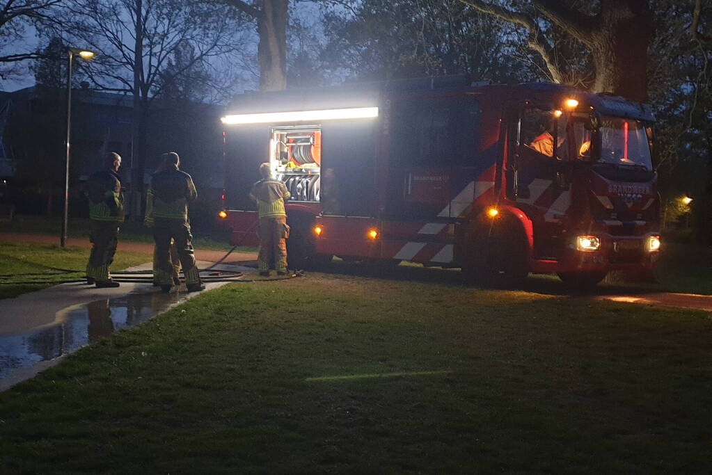 Brandweer blust brandende prullenbak
