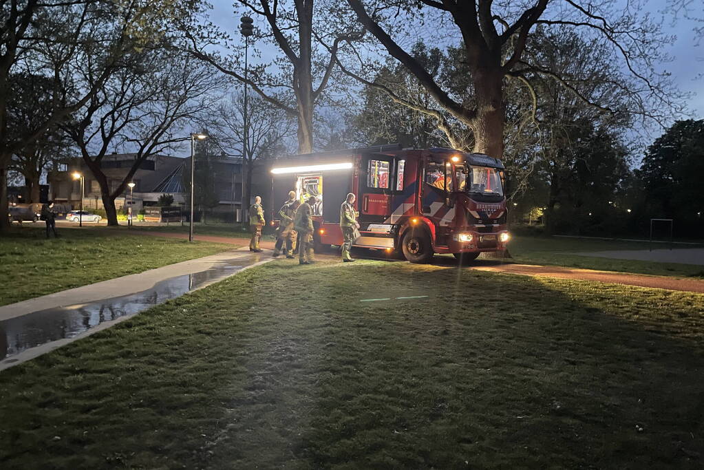 Brandweer blust brandende prullenbak